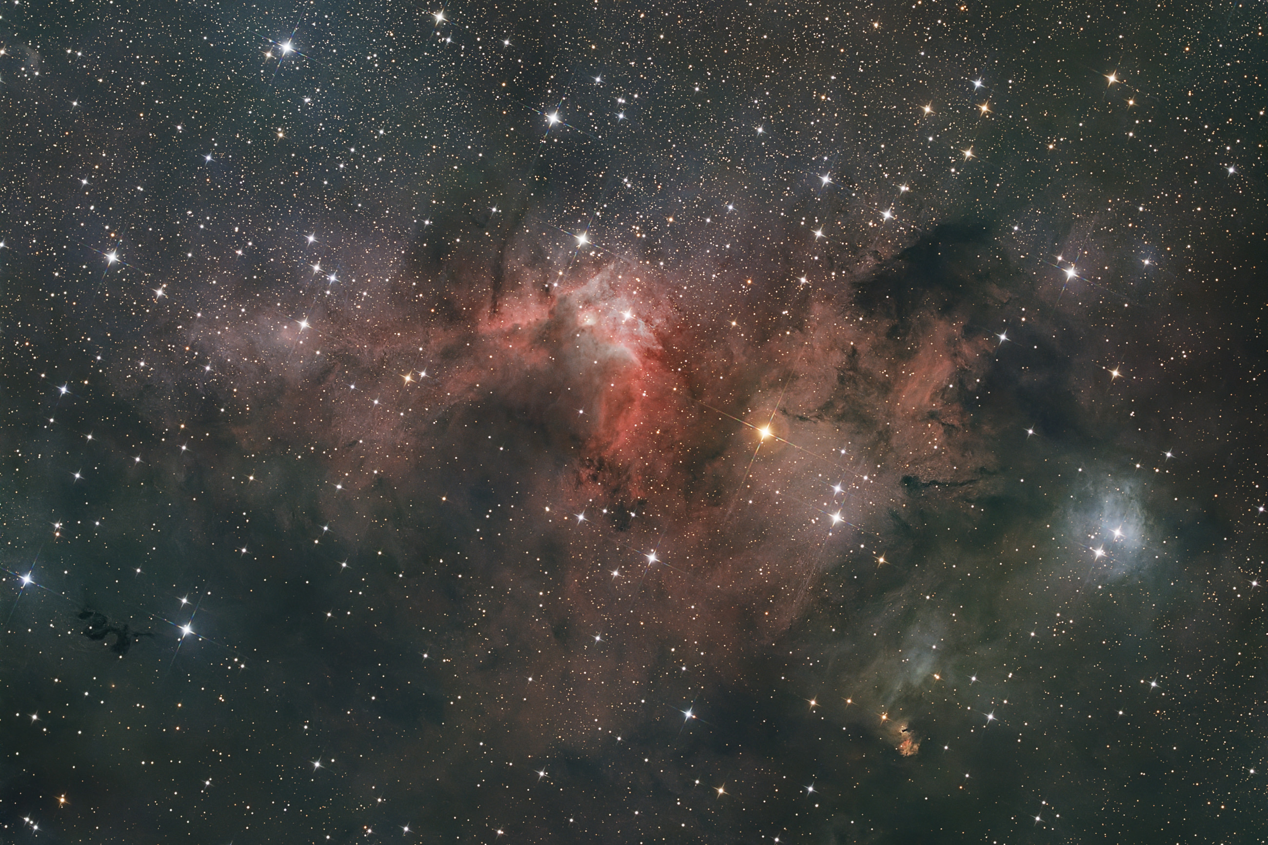 Der Höhlennebel Sh2-155 ist eine ionisierte H-II-Region mit andauernder Sternentstehungsaktivität im Sternbild Kepheus. Sie befindet sich geschätzte 2.400 Lichtjahre von der Erde entfernt.